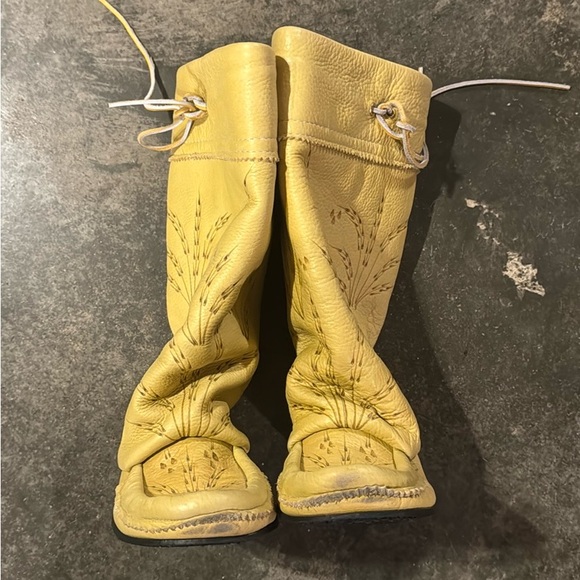 COPY - manitobah mukluks - Picture 9 of 11